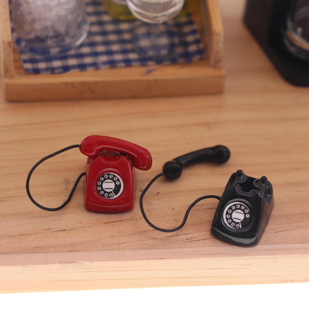 Puppenhaus Miniatur Rot Schwarz Vintage Telefon Modell Retro Schreibtisch Telefon Wohnzimmer Szene Simulation Home Möbel Dekor Accesso