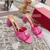 Rosa Große Nieten Karree Hausschuhe Frauen Gold Glänzendes Leder Offene spitze Chunky Heels Hausschuhe Weibliche Elegante Luxus Party Schuhe