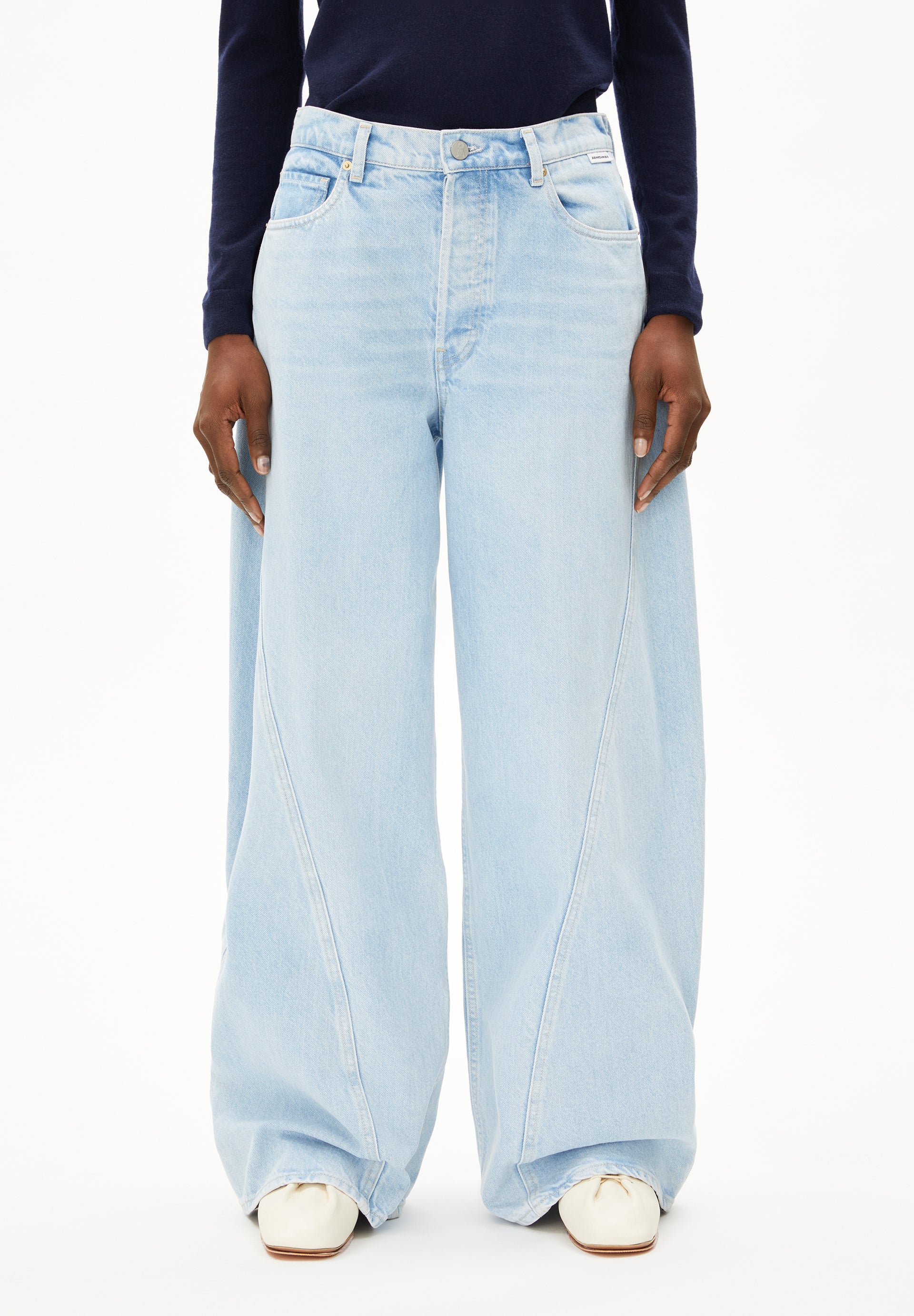 AALTHEA BARREL JEAN | Barrel Leg Mid Waist aus recycelter Baumwolle - blau (30-32) Image
