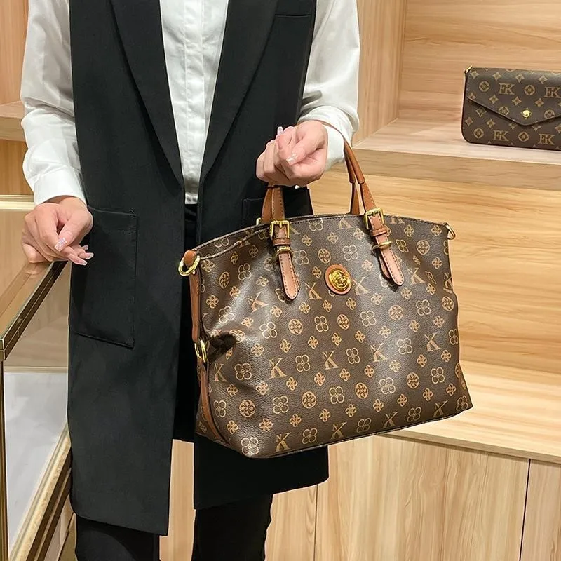 Borsa da donna di lusso leggera 2025 nuova borsa a tracolla retrò alla moda di design di fascia alta borsa da viaggio a tracolla di grande capacità