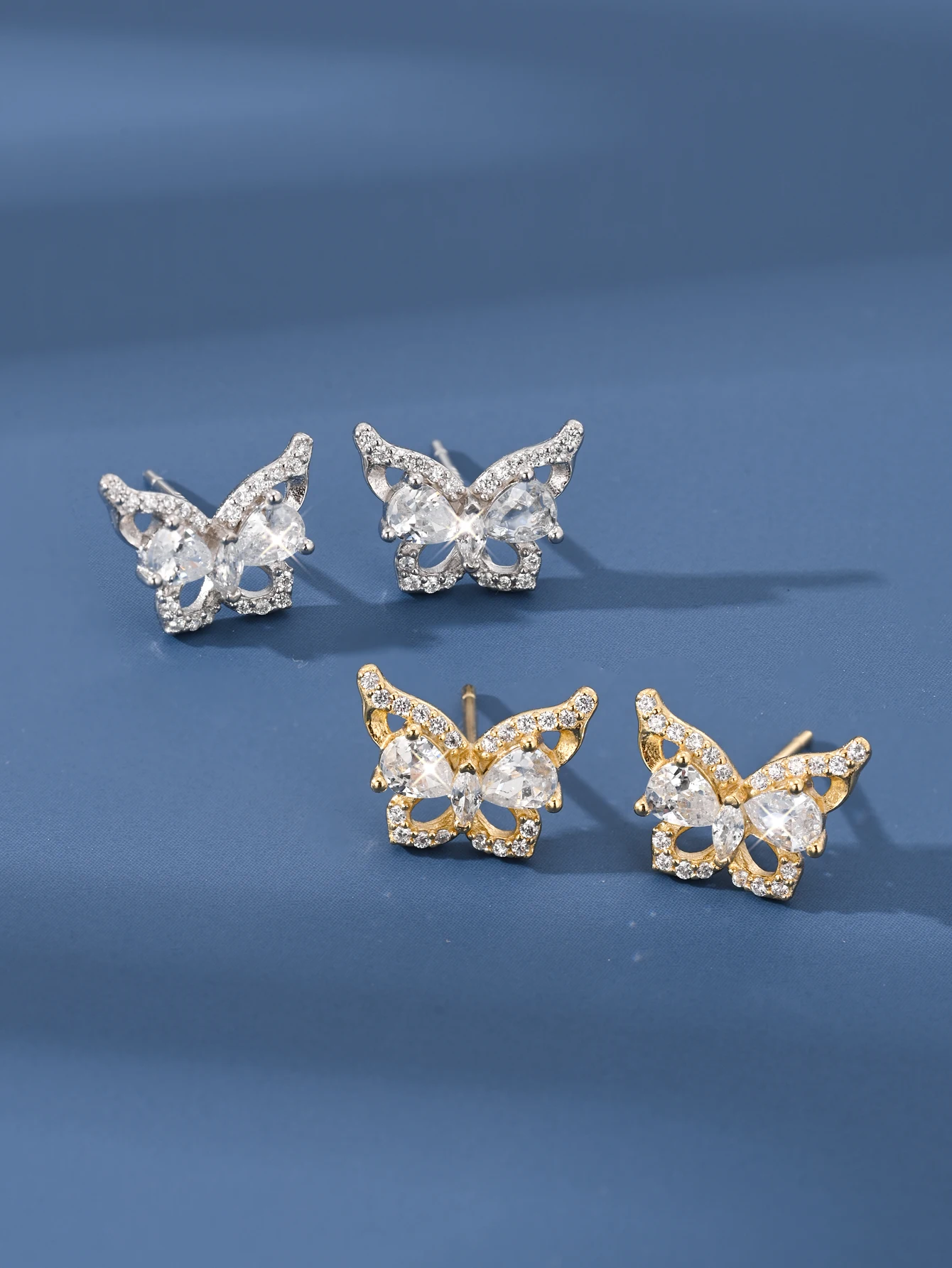 Kristall-Schmetterling-Ohrringe aus 925er-Sterlingsilber mit eingelegtem Zirkon, niedlicher ausgehöhlter, leichter, luxuriöser, sanfter Schmuck Image