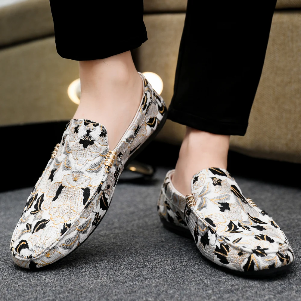 2022 Frühling/Herbst Neuheiten Freizeitschuhe Trendige Blumenbohnenschuhe Chinesisch inspirierte vielseitige Herrenschuhe Blau und Weiß