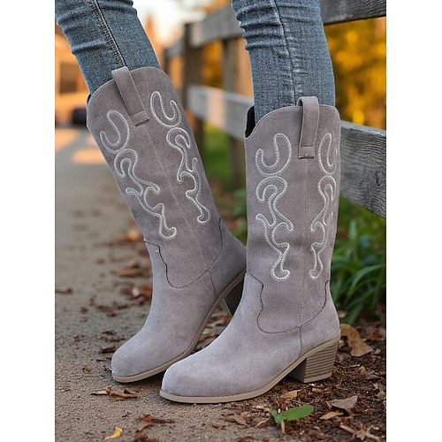 kniehohe Cowboystiefel aus rotem Wildleder für Damen mit gesticktem Westerndesign und niedrigem Blockabsatz – Stiefel im Country-Stil für Damen, ideal für Rodeo, Festivals und Freizeitoutfits Image