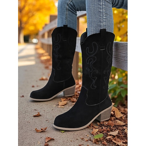 kniehohe Cowboystiefel aus rotem Wildleder für Damen mit gesticktem Westerndesign und niedrigem Blockabsatz – Stiefel im Country-Stil für Damen, ideal für Rodeo, Festivals und Freizeitoutfits Image