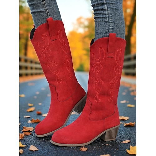 kniehohe Cowboystiefel aus rotem Wildleder für Damen mit gesticktem Westerndesign und niedrigem Blockabsatz – Stiefel im Country-Stil für Damen, ideal für Rodeo, Festivals und Freizeitoutfits Image