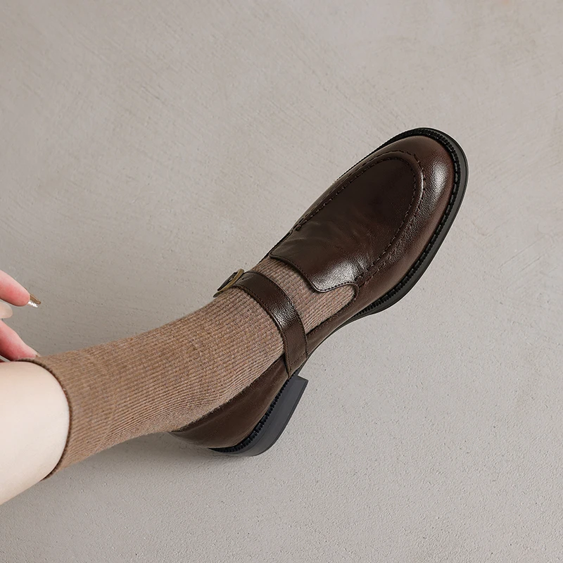 2025 neue Frühjahr Echtes Leder Frauen Schuhe Runde Kappe Frauen Pumpen Brogue Designs Schuhe für Frauen Med Ferse Faulenzer Damen Schuhe