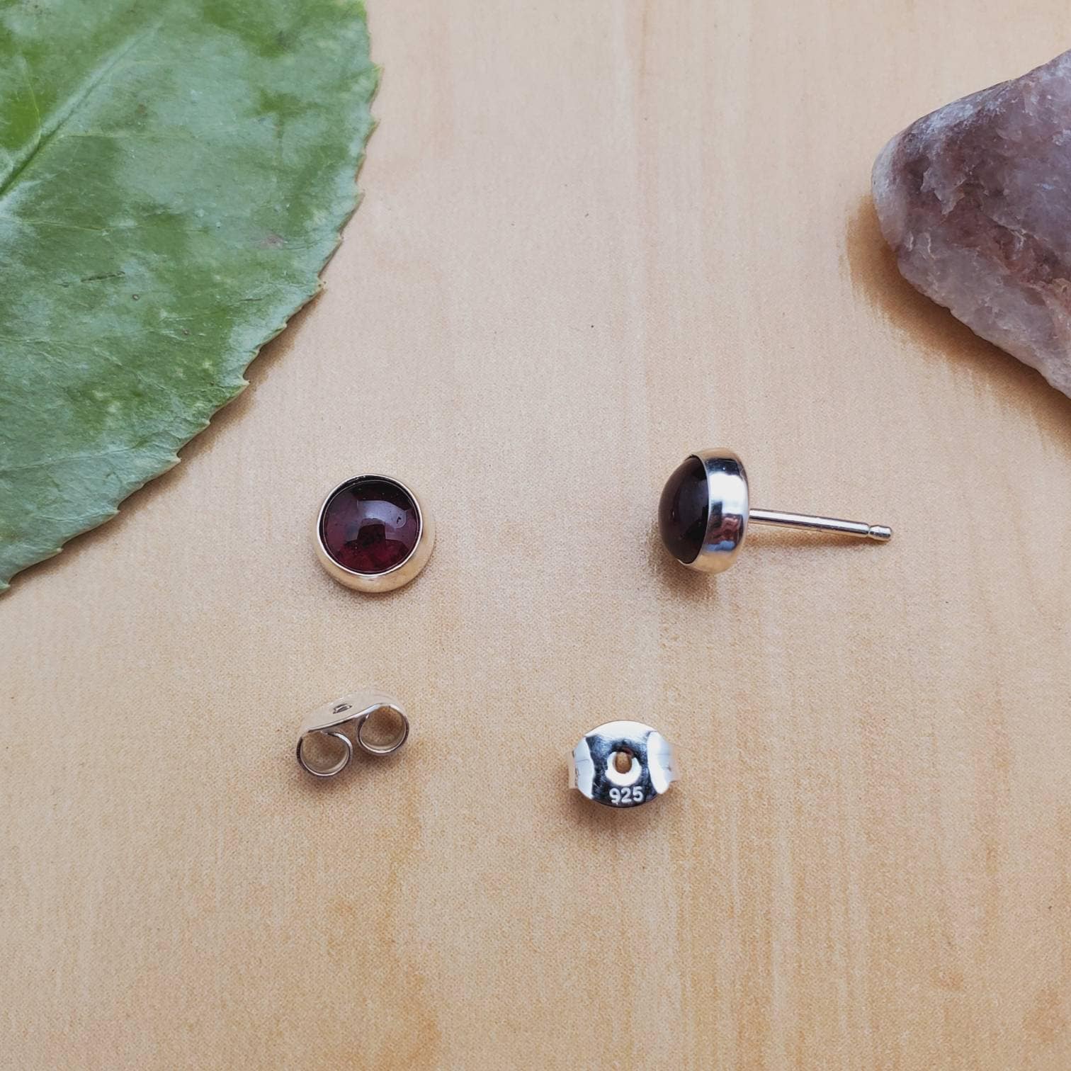 SoCute925 Orecchini a perno con granato rosso da 6 mm / Perni con pietre preziose rosse / Piccoli perni in argento / Orecchini a perno in argento ster