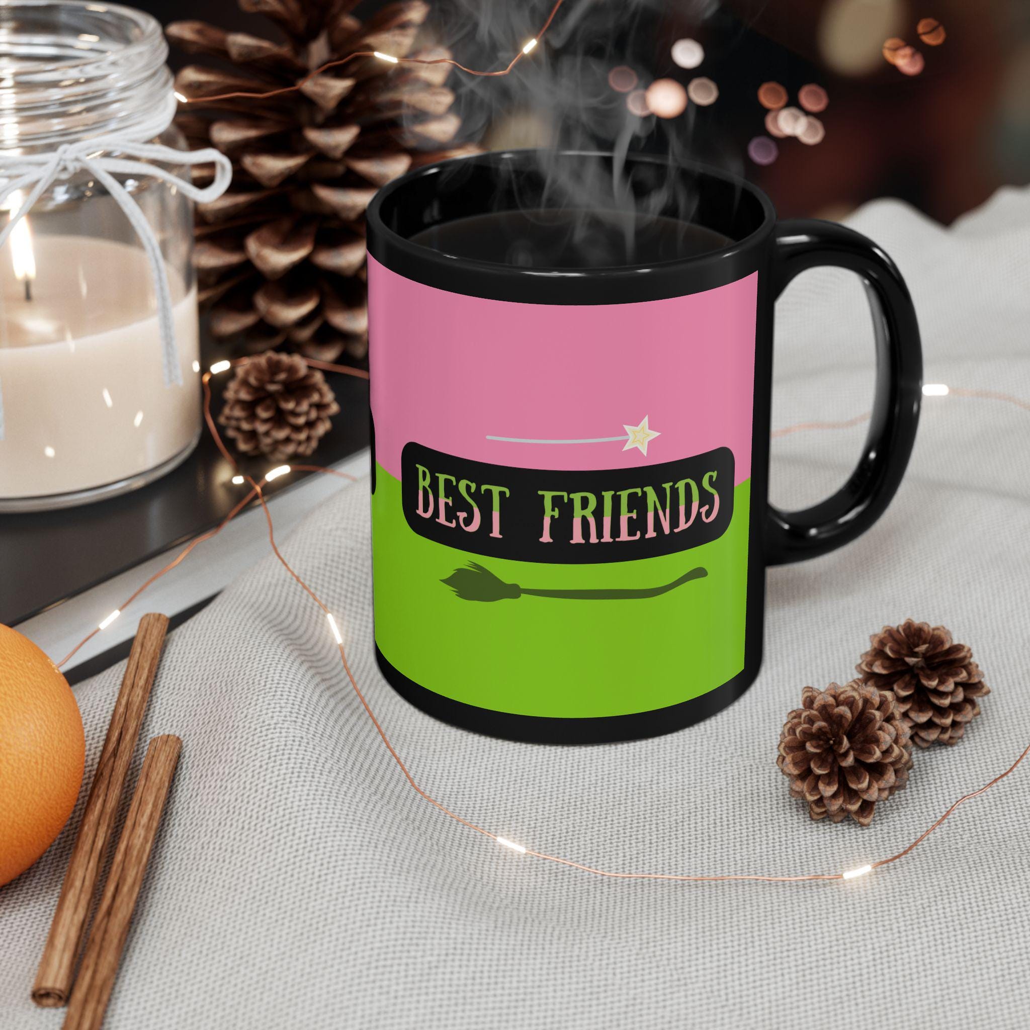 "Tazza \"Elphaba e Glinda, migliori amiche\", tazza a tema film Wicked, tazza da caffè con musical di Broadway, regalo per la migliore amica (315 g, 450"