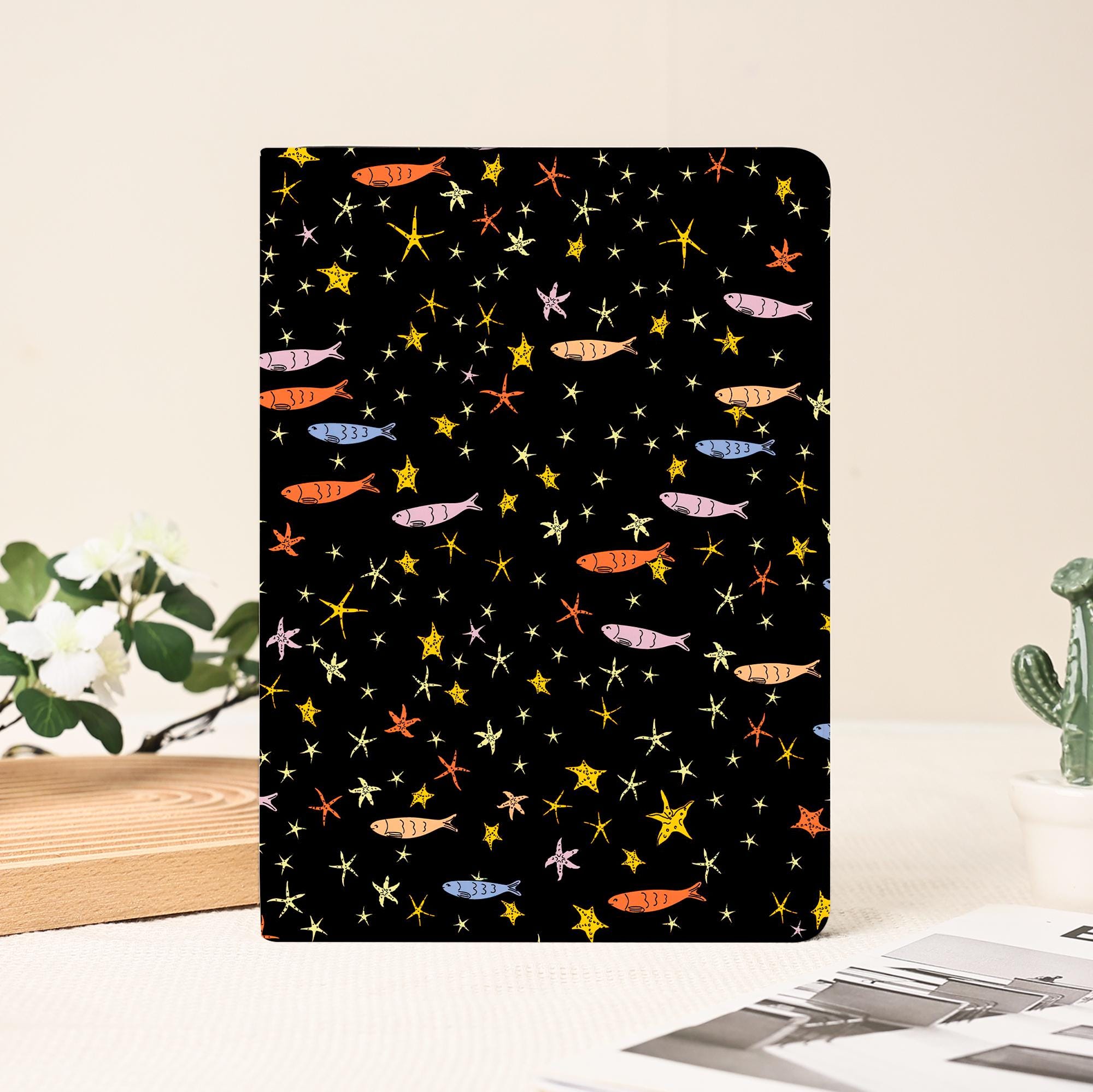 "Bunte Sterne und Fische iPad Case für iPad 11/10/9, 2025, iPad Air 7 11/13\", iPad Mini 6/7 Cover, iPad Pro 2024/2022, iPad Air 6/5/4 Case"
