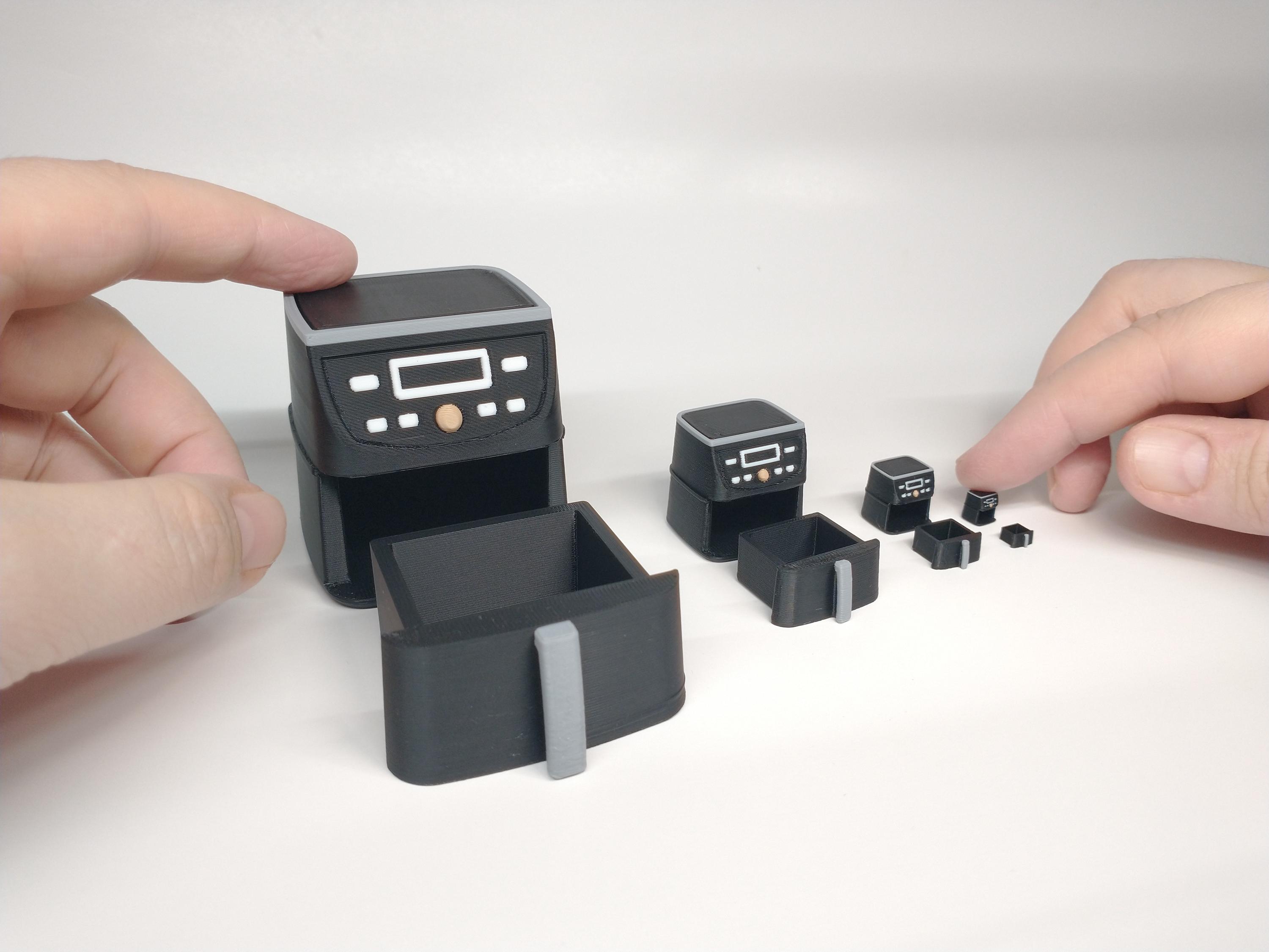Friggitrice ad aria in miniatura con cassetto apribile per case delle bambole. Disponibili in scala 1/6, 1/12, 1/24 e 1/48.