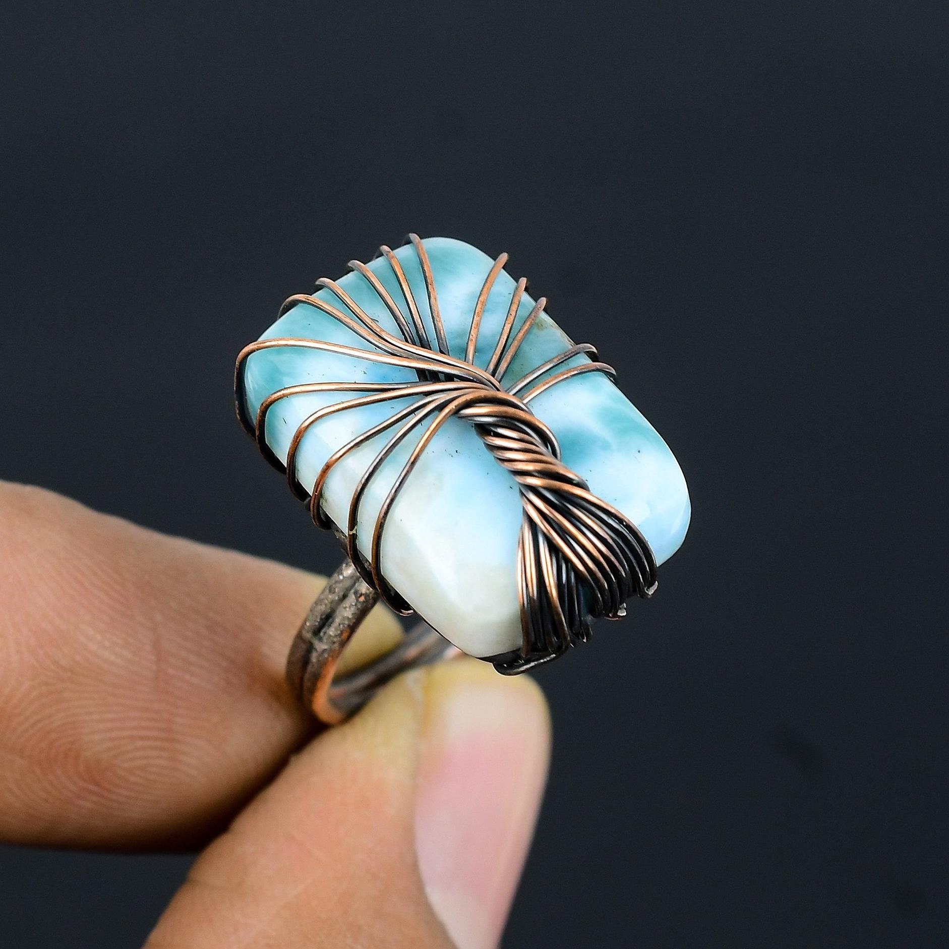 Anello in larimar blu, anello avvolto in filo di rame con albero della vita, anello con pietra preziosa in larimar naturale, anello di cristallo fatto