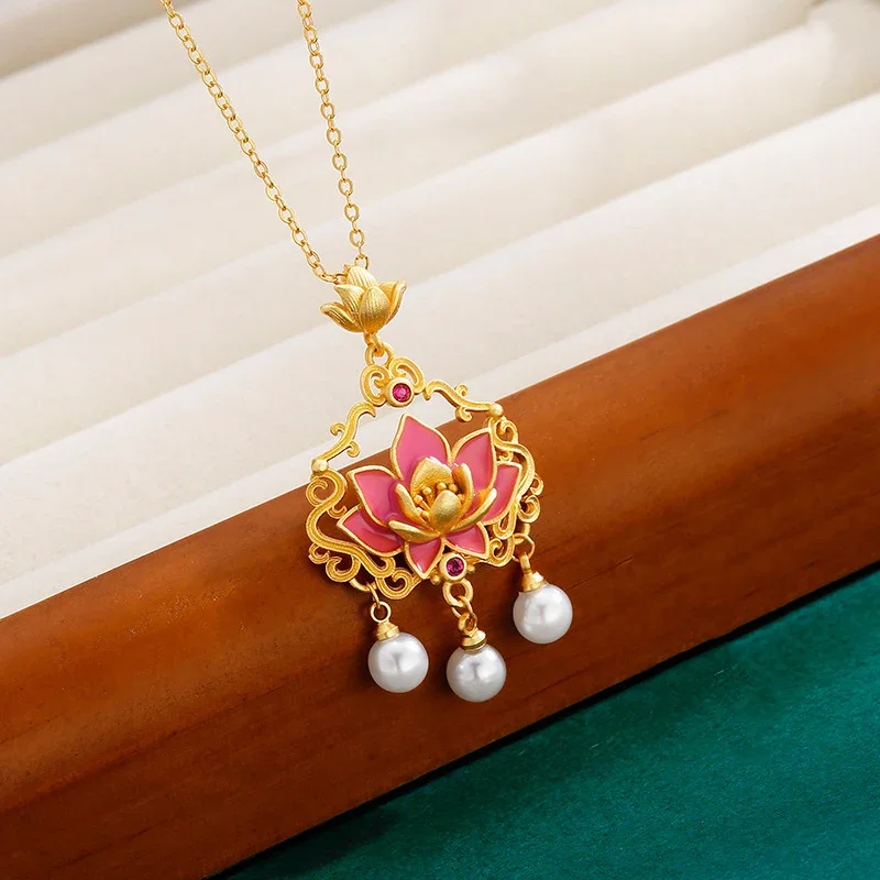 Goldene Lotus Teich Mondschein Peace Lock Lotus Blume Halskette Einfache Weibliche Perle Quaste Anhänger Blau Honig Pulver Schlüsselbein Kette