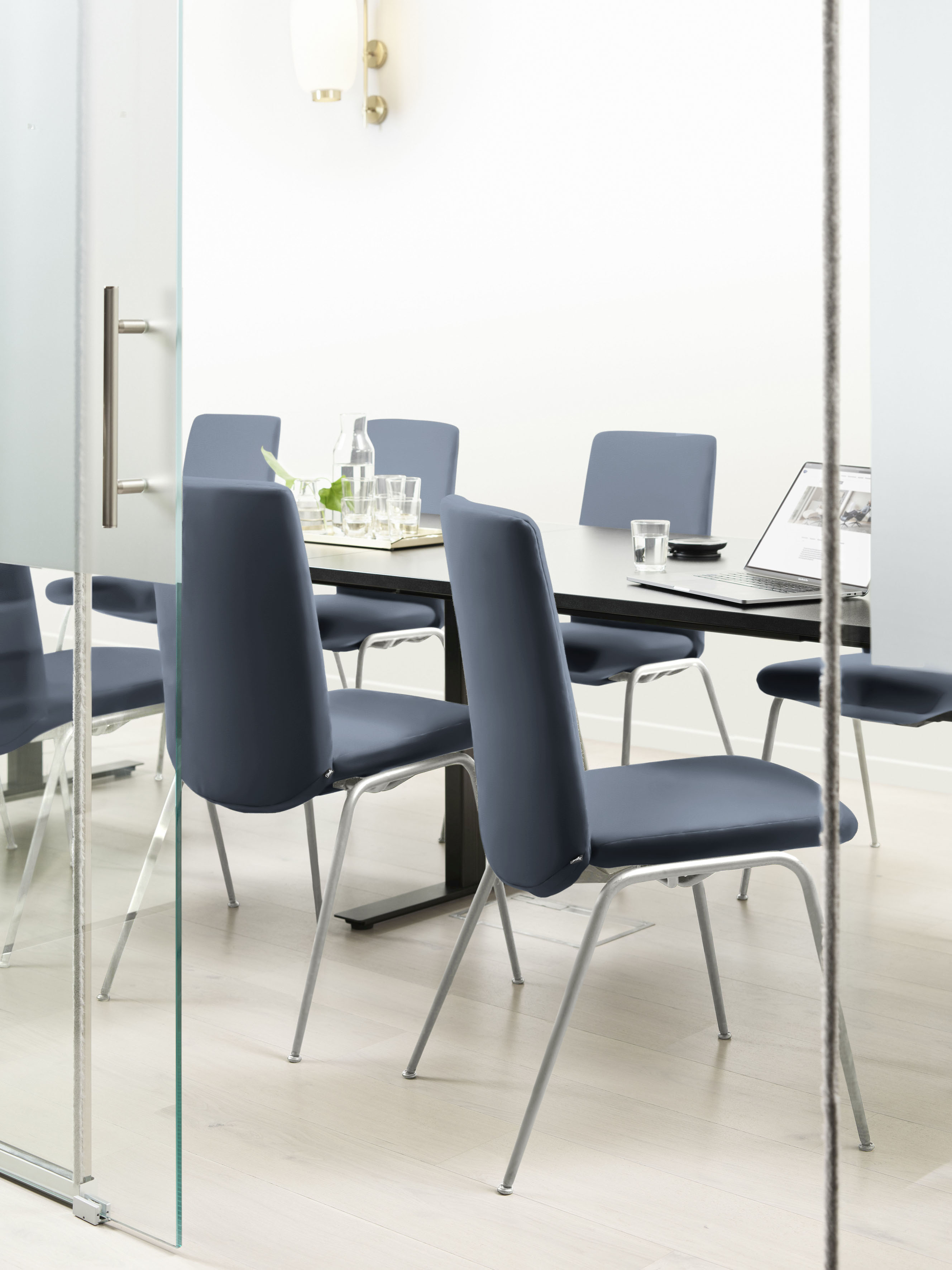 Polsterstuhl STRESSLESS "Laurel", blau (sparrow blau paloma, chrom glänzend), B:57cm H:92cm T:59cm, Leder PALOMA: PALOMA ist ein durchgefärbtes Semianilin-Möbelleder mit natürlicher Narbung., Stühle, Polsterstuhl Esszimmerstuhl 4-Fuß-Stuhl, Low... Image