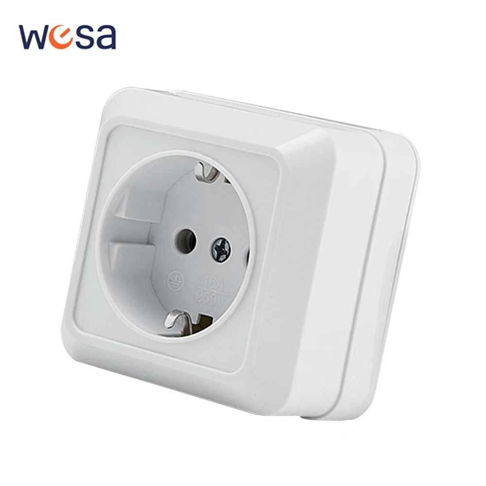 Weiße Steckdosen, klassische Wandoberfläche mit Erdungsfarbe, flammhemmende Steckdosen aus Kunststoff, Steckdose nach EU-Standard Image