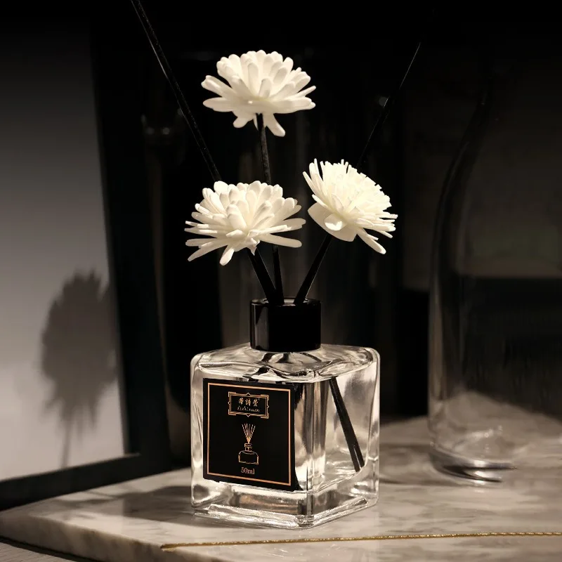 Quadratische Flasche, Blumenduft, natürliches pflanzliches ätherisches Öl, Aromatherapie, Desodorierung, Wohnzimmer, komfortable Heimaromatherapie Image