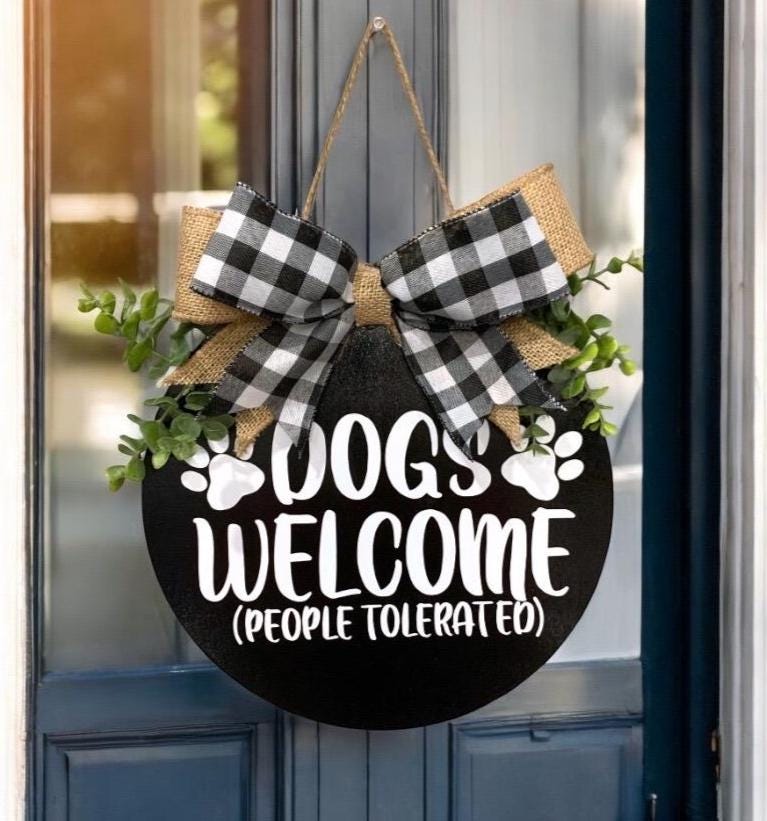 I cani sono benvenuti, le persone sono tollerate - Divertente cartello rotondo da appendere alla porta da 12 pollici / cartello di benvenuto