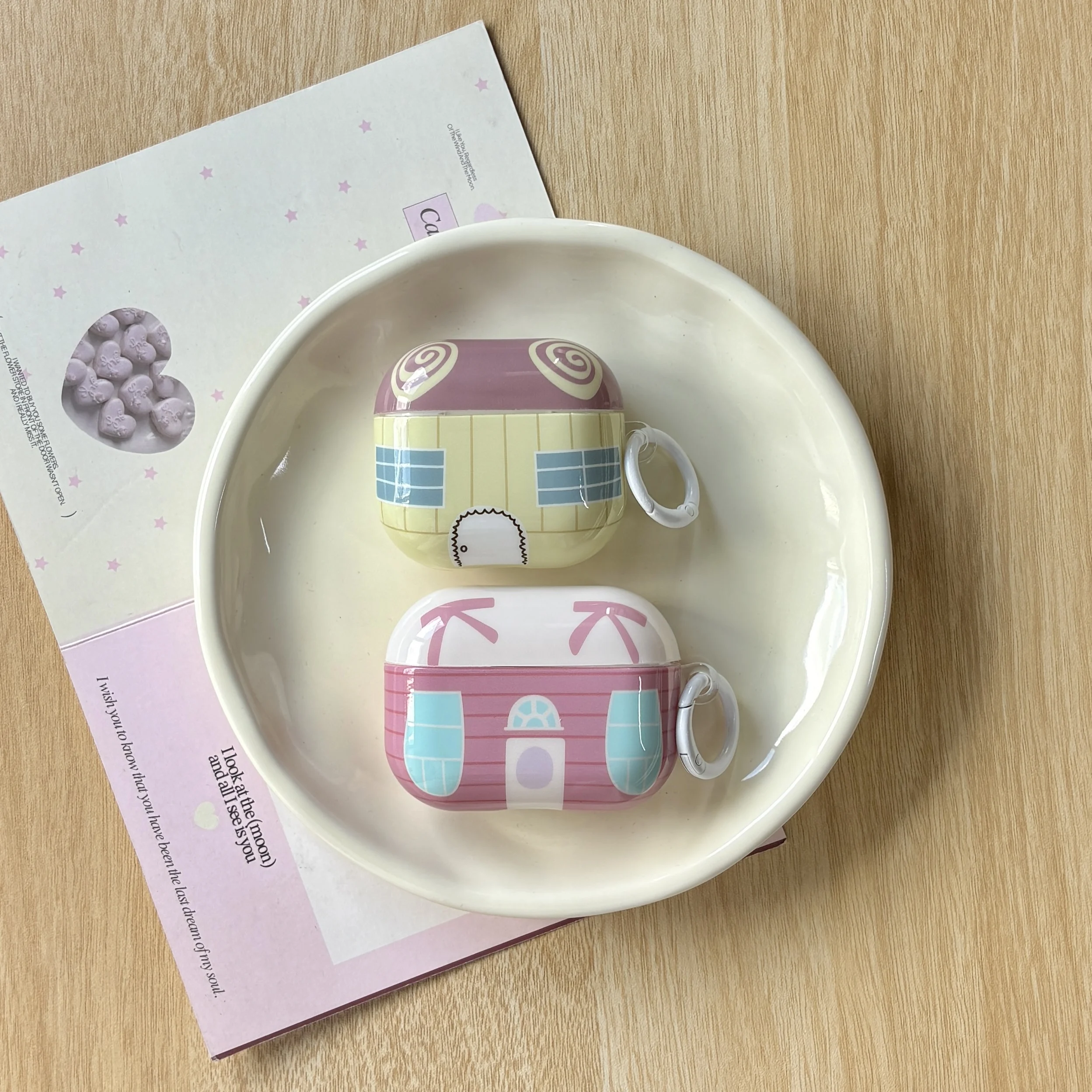 Niedliche, schicke, rosafarbene, gelbe Tür, Fenster, Haus, Cartoon-Muster, Streifen, schützende Kopfhörer-Hülle für AirPods 1, 2, 3, 4, Pro, 2 Pro 3 Image