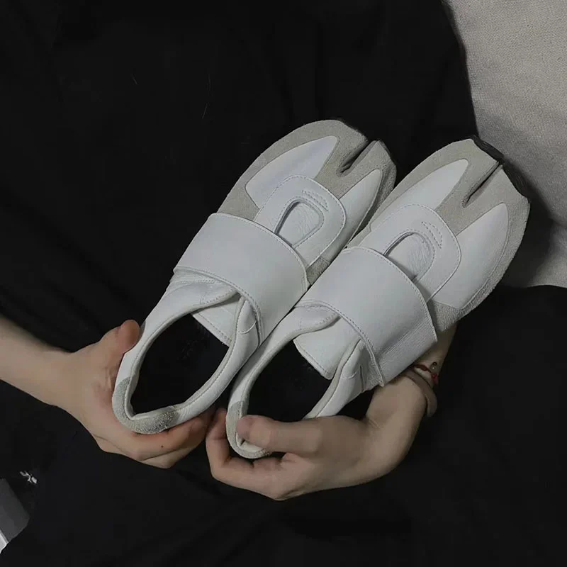 Weiße runde Split-Toe-Colorblock-Turnschuhe im japanischen Stil mit Klettverschluss für Damen, bequeme, atmungsaktive Wohnungen, Chaussure Femme Image