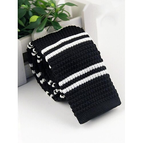 Strickkrawatte für Herren mit Streifen – stilvolle gewebte Weihnachtskrawatte mit roten, weißen und schwarzen Streifen für Feiertagspartys und festliche Anlässe Image