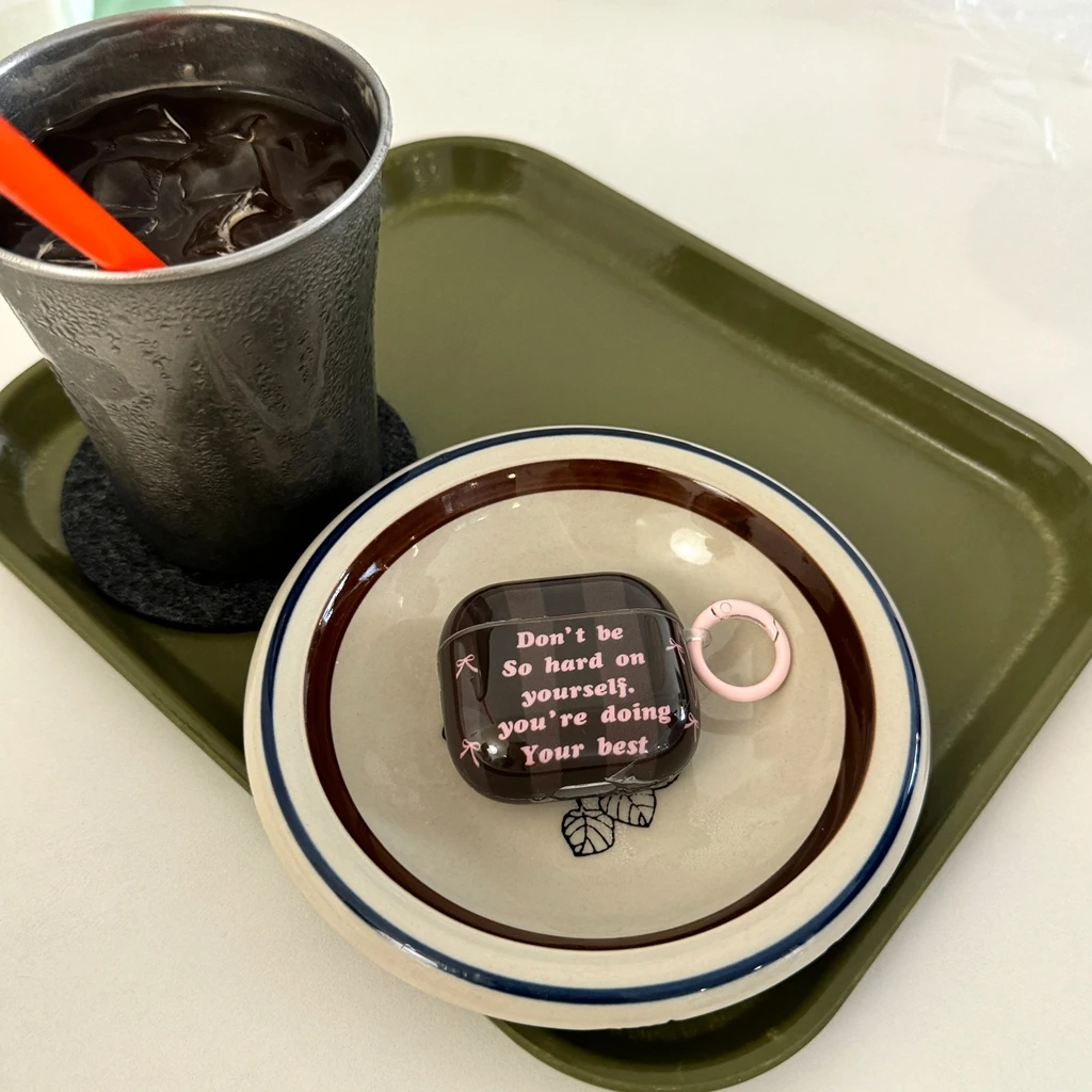 Retro braun gestreift rosa Buchstaben Schleife mit Haken stoßfeste Schutzhülle für Kopfhörer für AirPods 1 oder 2 3 4 Pro 2 Pro 3 Image