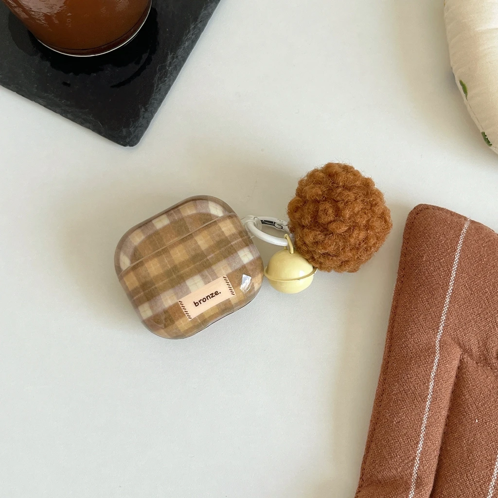 Herbst Winter Retro Braun Gitter Muster Hairball Kleine Glocke Anhänger Kopfhörer Fall Abdeckung für AirPods 1 oder 2 3 4 Pro 2 Pro 3 Image