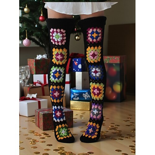 Damen-Kniestrümpfe mit weihnachtlichem Granny Square-Muster, mehrfarbiges Strickdesign für Feiertage und Wintermode Image