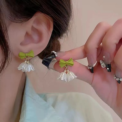 süße Schleifen- und Glockenblumenohrringe – grüne Harzschleife mit weißen Lilien-Tropfenohrringen für Frauen Image