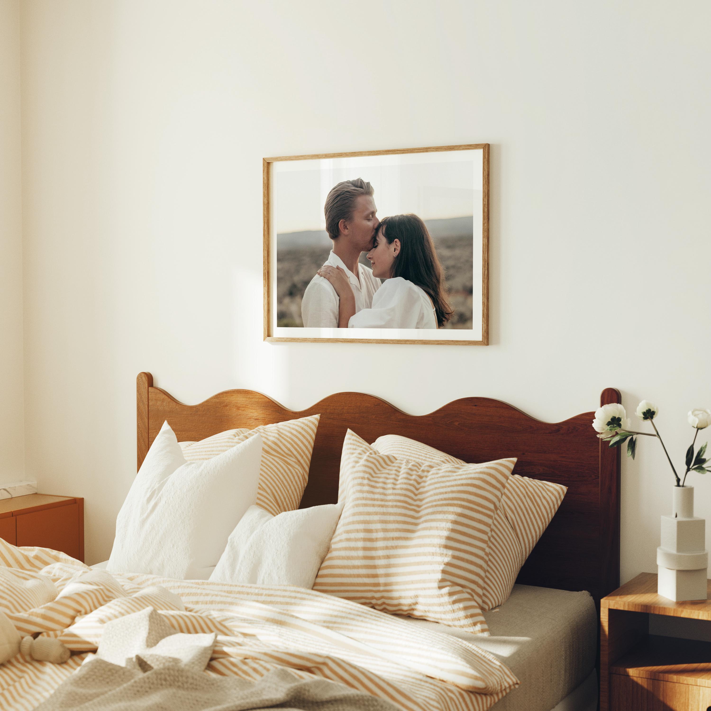 Mockup di cornice in legno orizzontale in camera da letto, mockup di cornice 4x3, mockup di poster stampato, mockup di arte murale, mockup di cornice