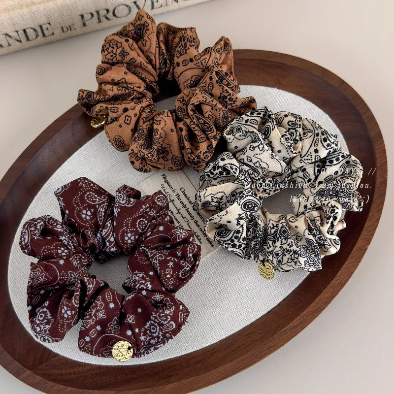 Breiter Haargummi mit Retro-Cashew-Print. Neu eingetroffen: Hochwertiges, vielseitiges Haargummi für Pferdeschwänze Image