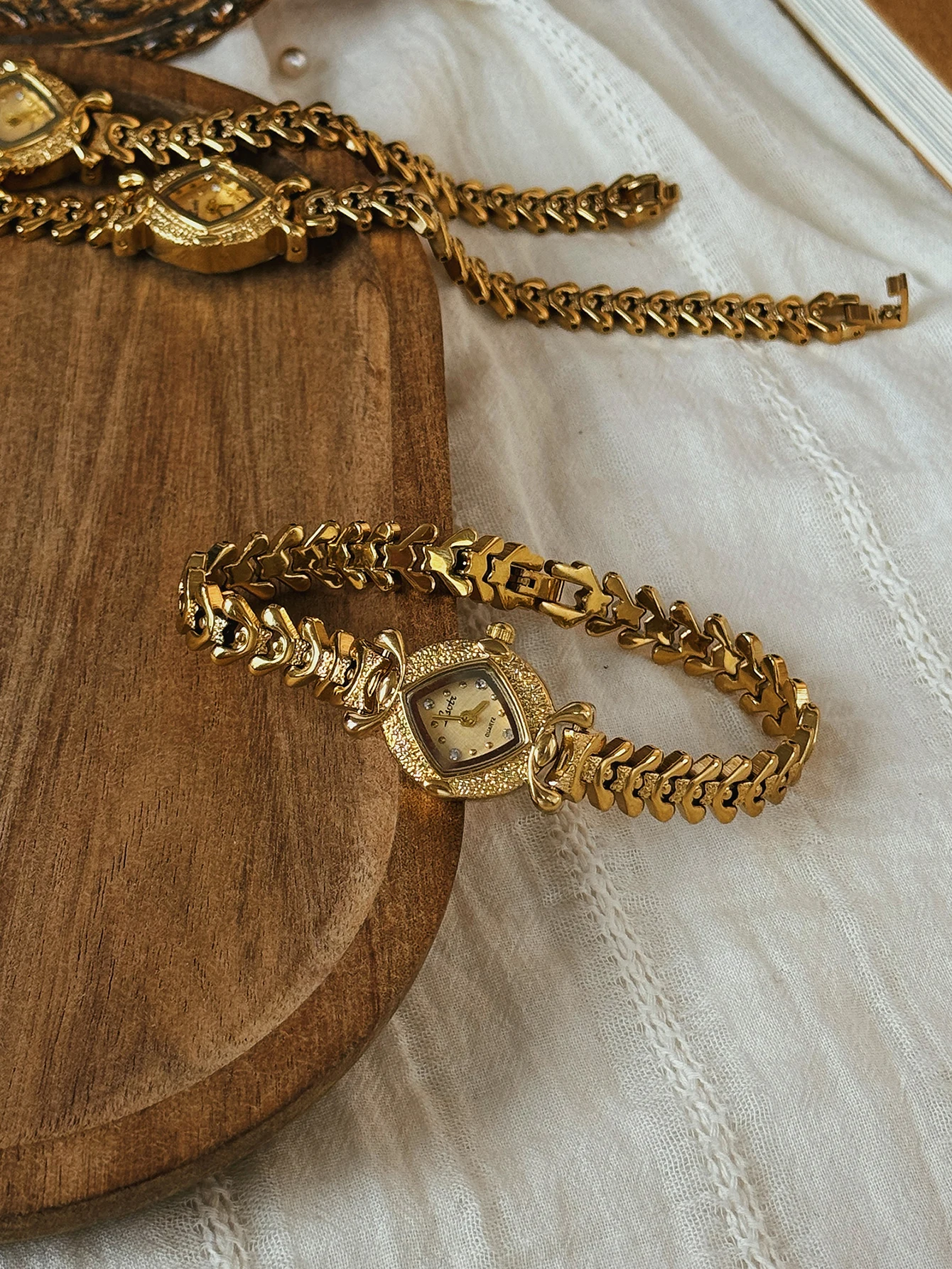 1-teilige neue High-End-Damenuhr aus Gold im französischen Stil mit Kupferlegierungsarmband, elegant und Nische, mit einem Gefühl an Anspruchsvolle, modische, einfache, luxuriöse, elegante, kompakte