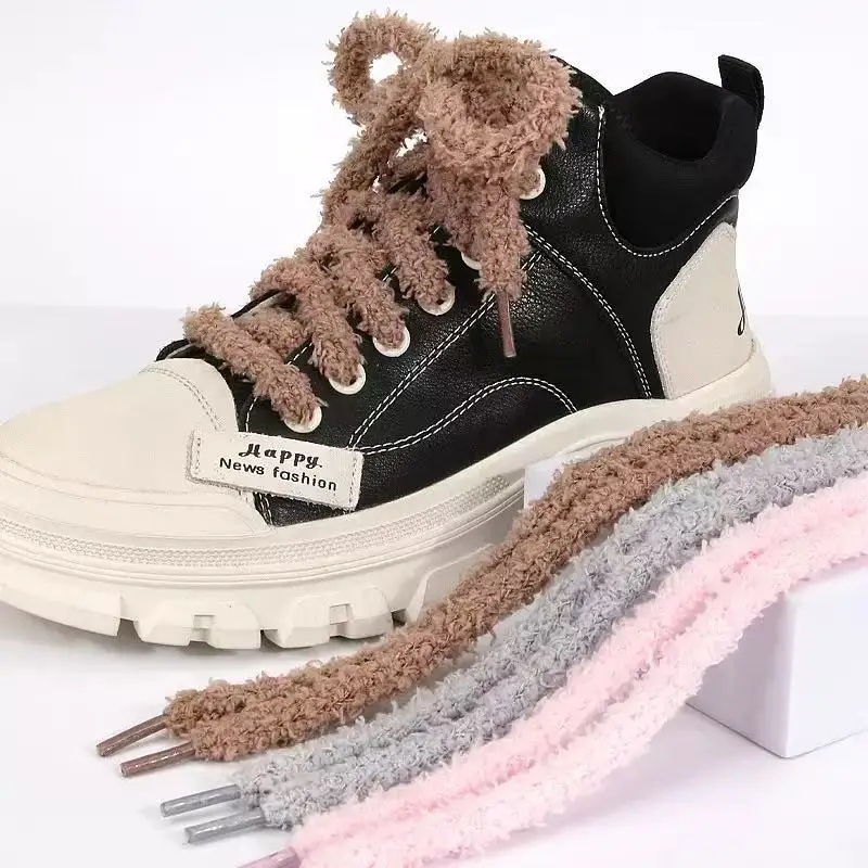 Flache Schnürsenkel mit flauschiger Schneeflocke – bunt, breit, weich, flauschig, passend für die meisten Schuhe Image