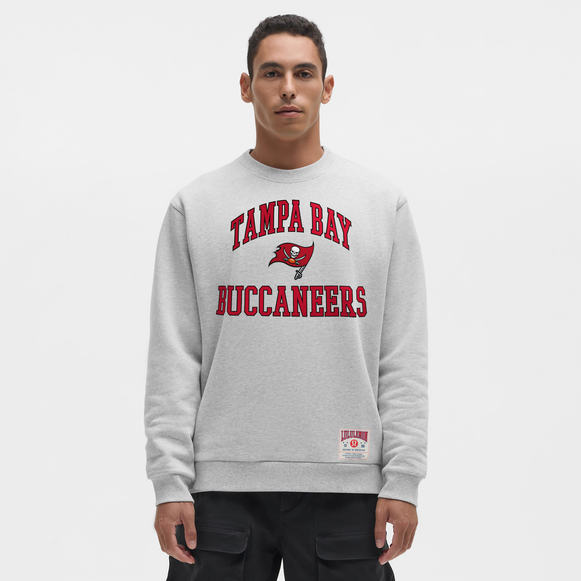 Herren-Sweatshirt „Steady State“ der Tampa Bay Buccaneers mit meliertem Silver Drop von lululemon Image