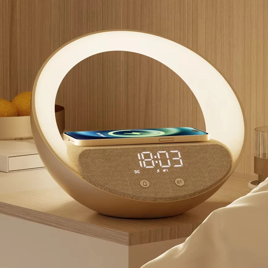 Neu eingetroffen: Neuartiges Design, BT-Musiklautsprecher, 4-in-1, kabellose Ladelampe mit Wecker, Nachttisch-Nacht-RGB-Lampe Image