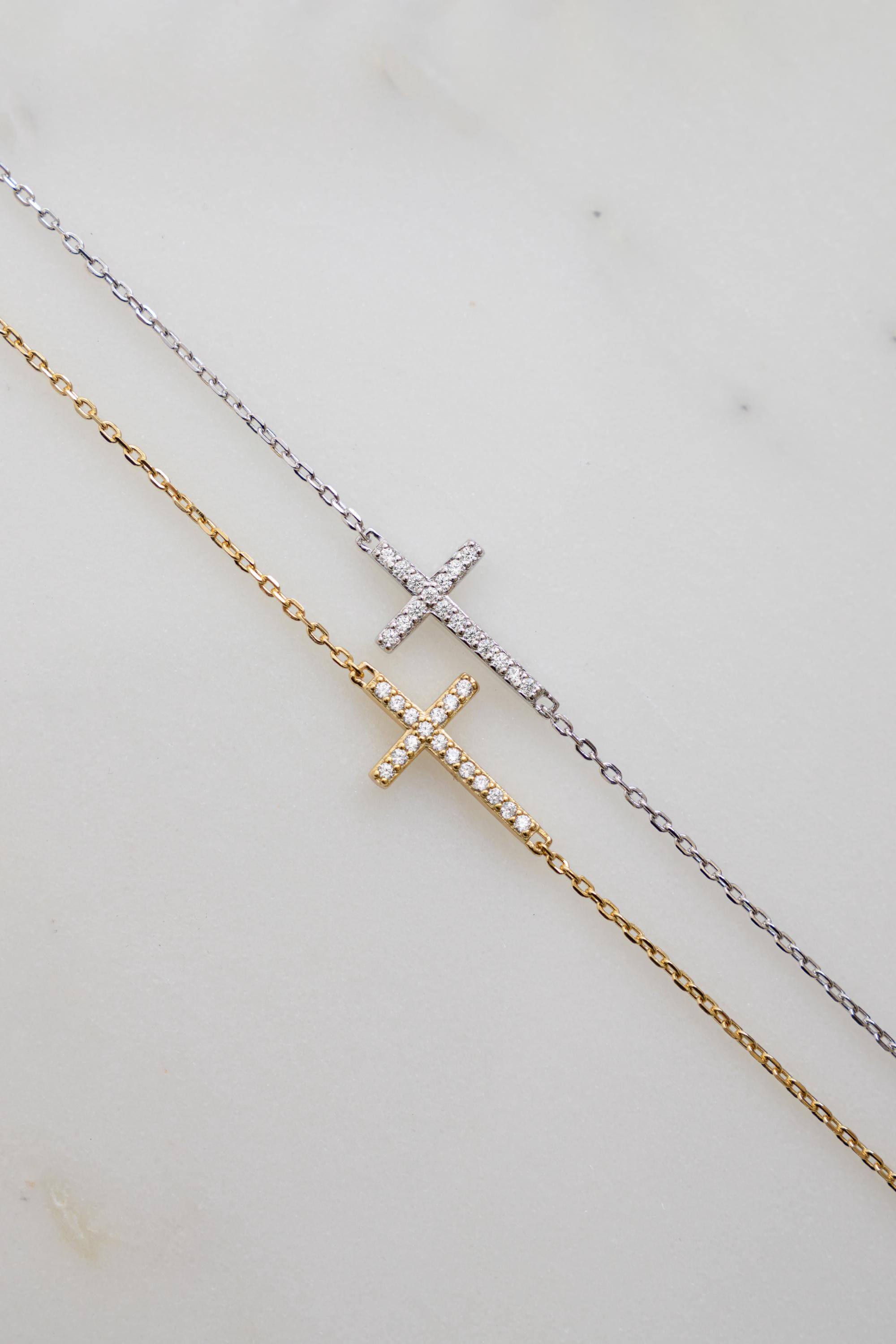 Bracciale a croce di Sami Jewels, bracciale a catena, bracciale con ciondoli, bracciale con diamanti, bracciale regolabile, bracciale delicato, gioiel