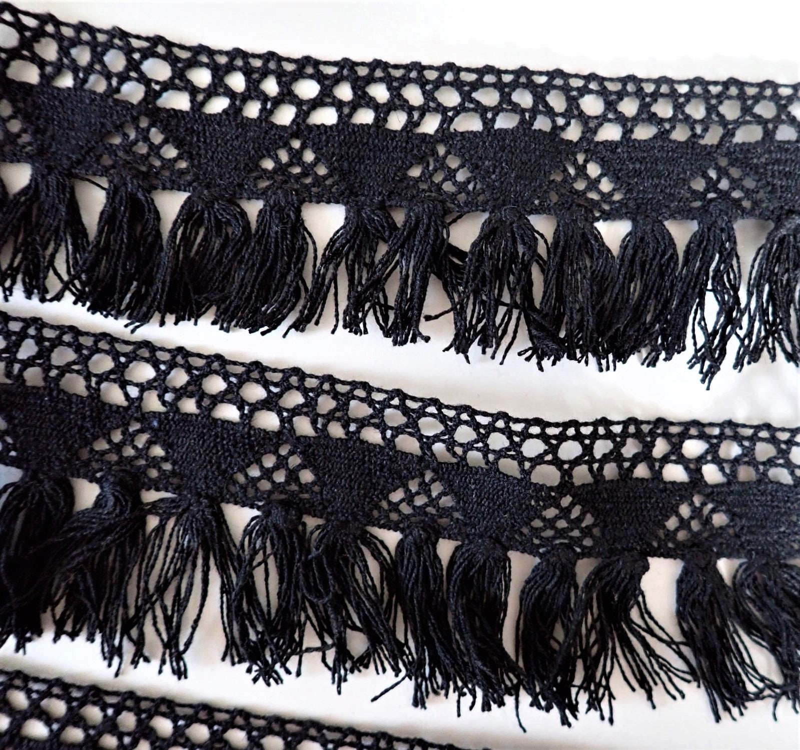 Ampia frangia in pizzo rustico di cotone nero. Venduta tagliata su misura. Larghezza 2,5 pollici. LKC105-830-A. 100% cotone, cotone nero