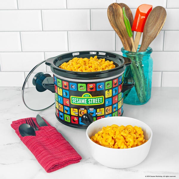 Sesame Street 2-Qt Slow Cooker by UNCANNY BRANDS in Black (Size ONE SIZE)