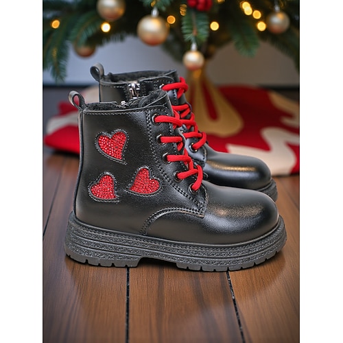 Weihnachtsstiefel aus Leder für Kinder mit herzförmigen Verzierungen und roten Schnürsenkeln – kuschelige Winterschuhe für festlichen Spaß Image