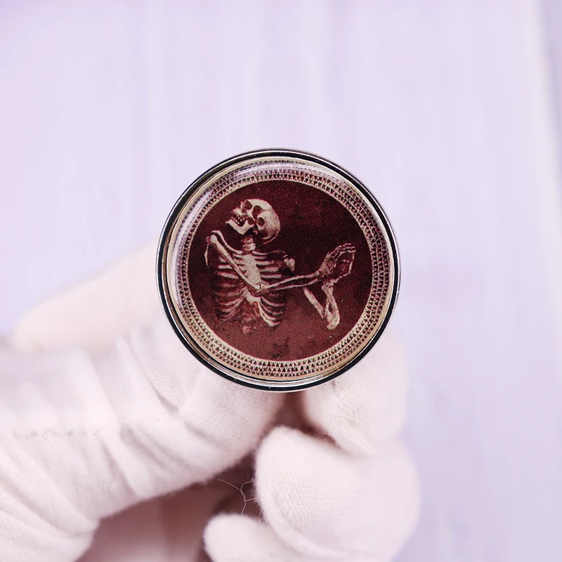 Tanzendes Totenkopf-Skelett-Mosaik-Anstecknadel, Hannibal, vollständig geringeltes Broschen-Abzeichen Image