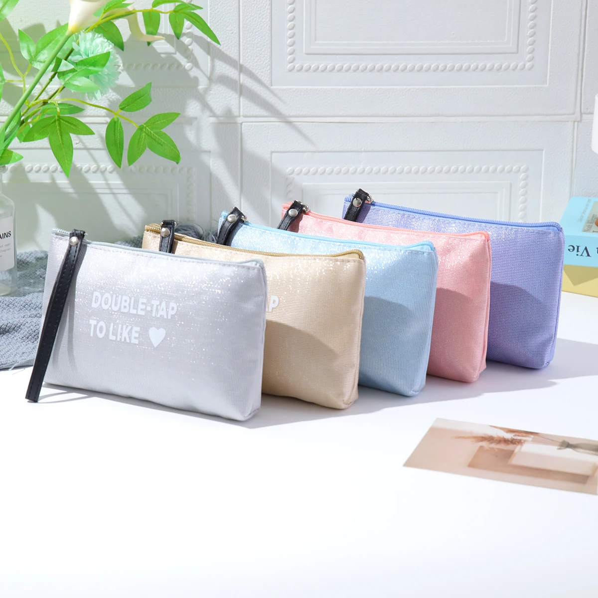 Love wasserdichte Make-up-Tasche mit Buchstaben. Multifunktionale, minimalistische Kosmetiktasche. Tragbare Aufbewahrungstasche für Lippenstift Image