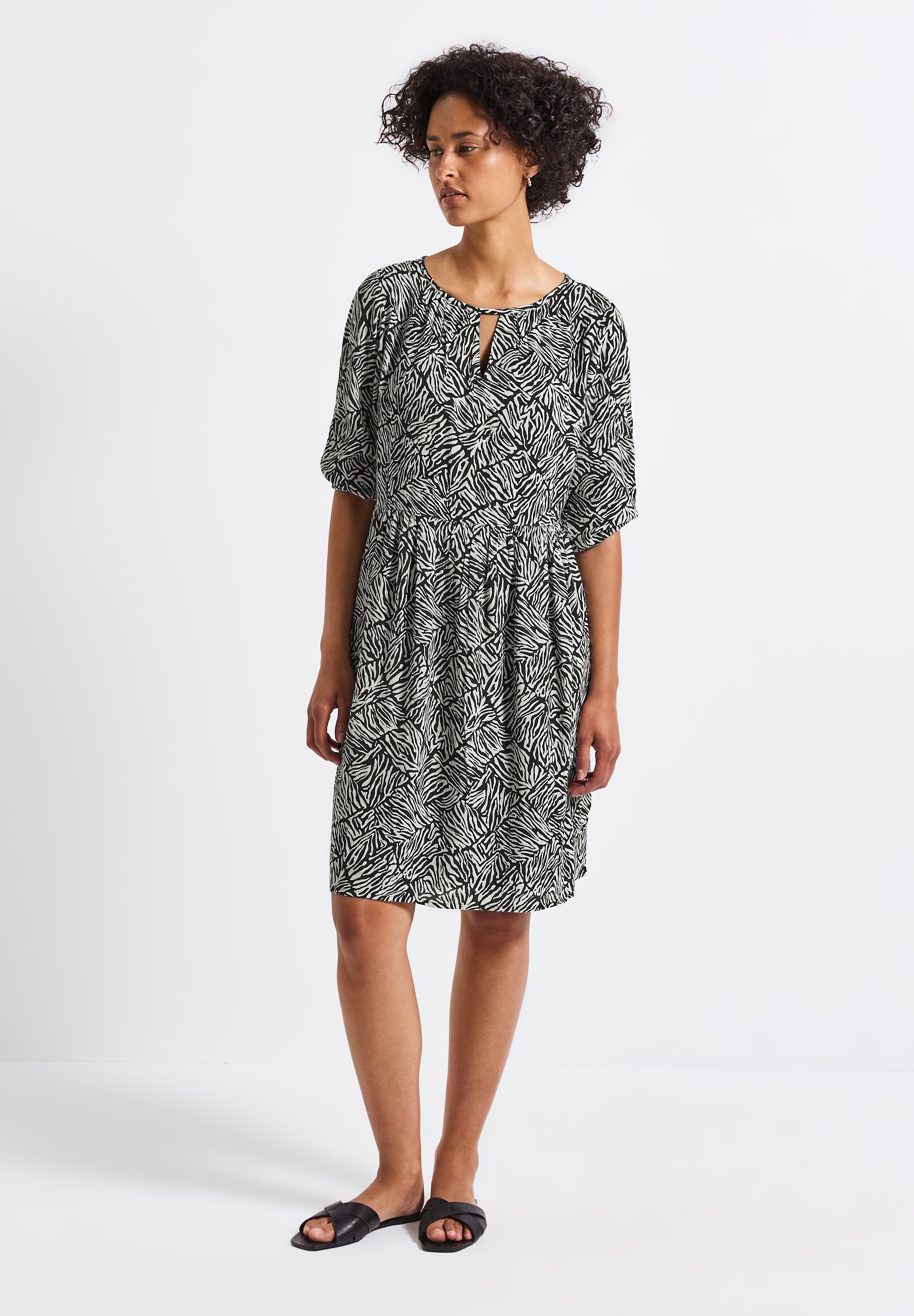 Tunikakleid STREET ONE, Damen, Gr. 44, EURO-Größen, grün (pine grove grün), Stoff, Obermaterial: 100% Viskose; Unterkleid: 100% Modal, bedruckt, normal knielang, Rundhals, Bündchen, Kleider, knielang