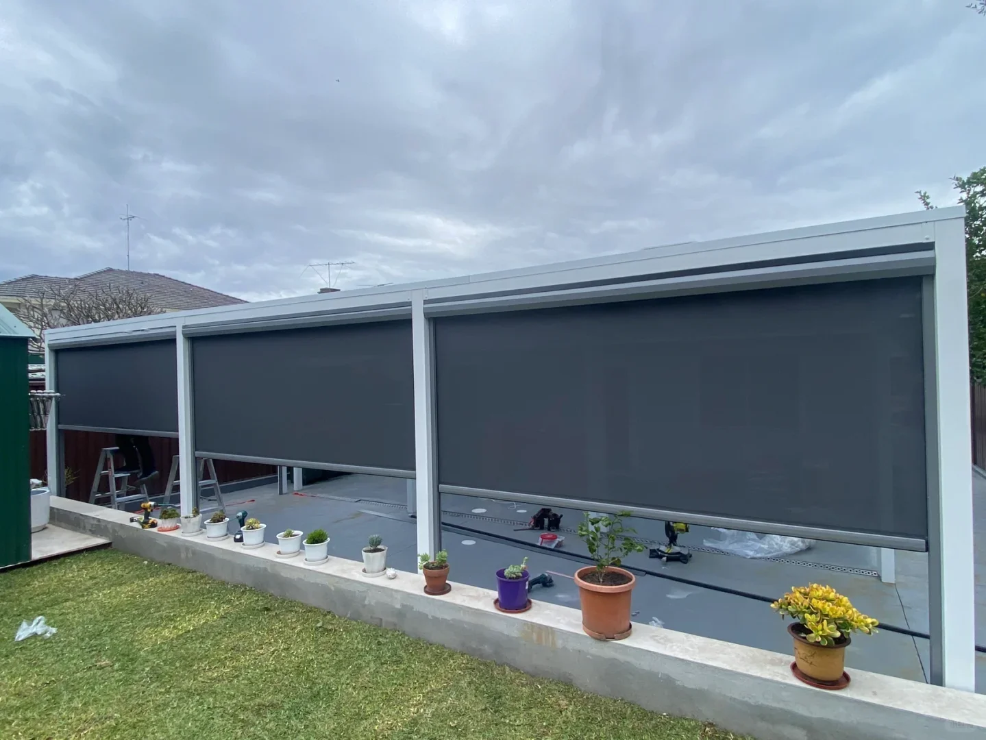 Elektrisch anpassbarer winddichter Rollschirm mit Reißverschluss Tuya Full Blackout Outdoor-Jalousien für Terrasse und Balkon