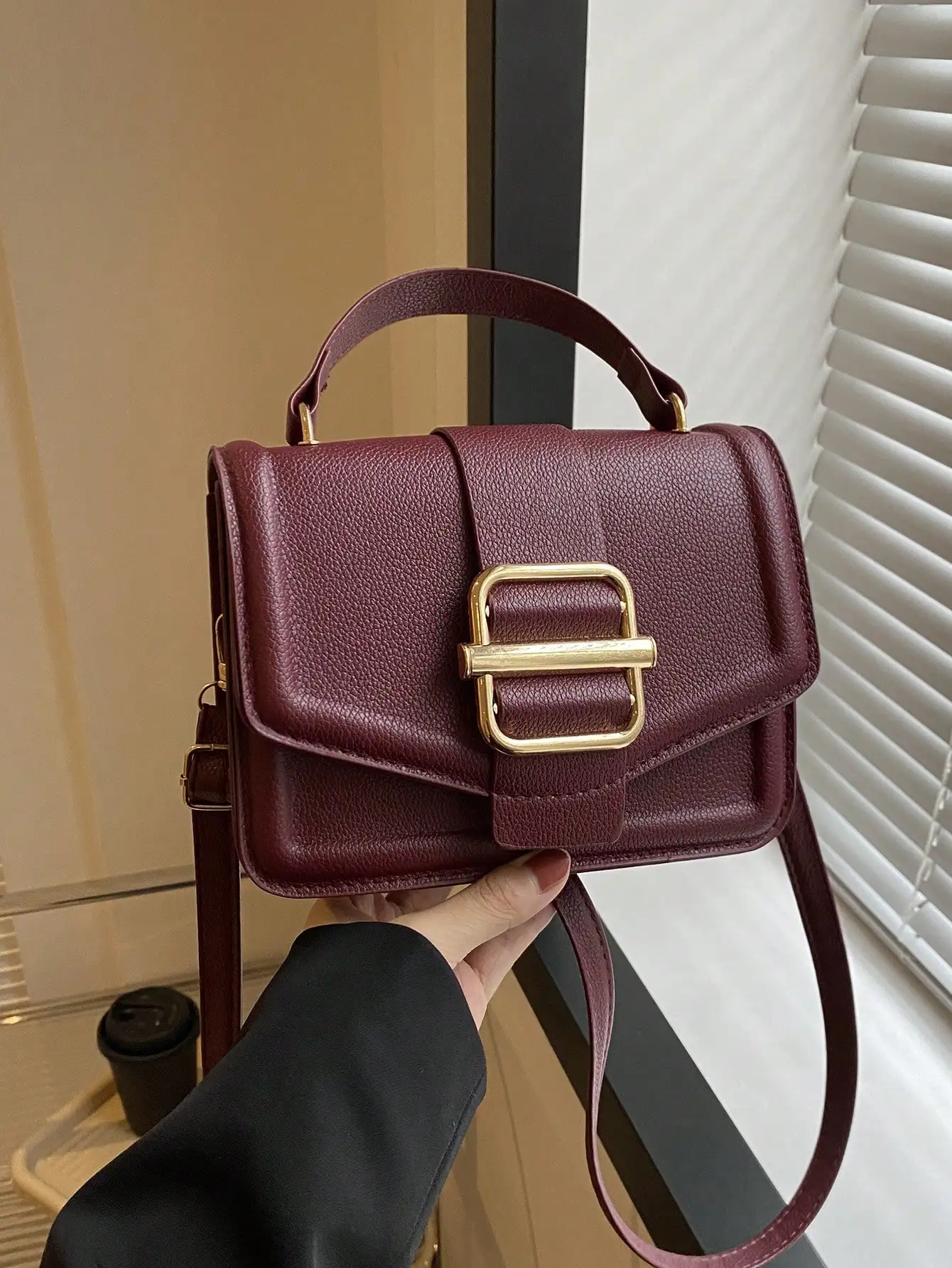 Mini sac à main à la mode de couleur unie avec décoration en métal, adapté à un usage quotidien des femmes, sac à bandoulière à la mode pour femmes