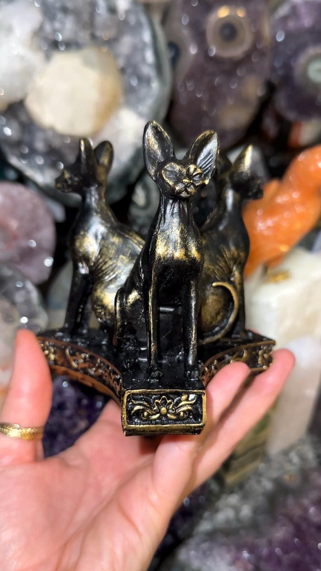 Espositore con sfera di cristallo a forma di triplo gatto Sphynx / Base con sfera di cristallo a forma di dea egizia Bastet / Statuetta con statuetta