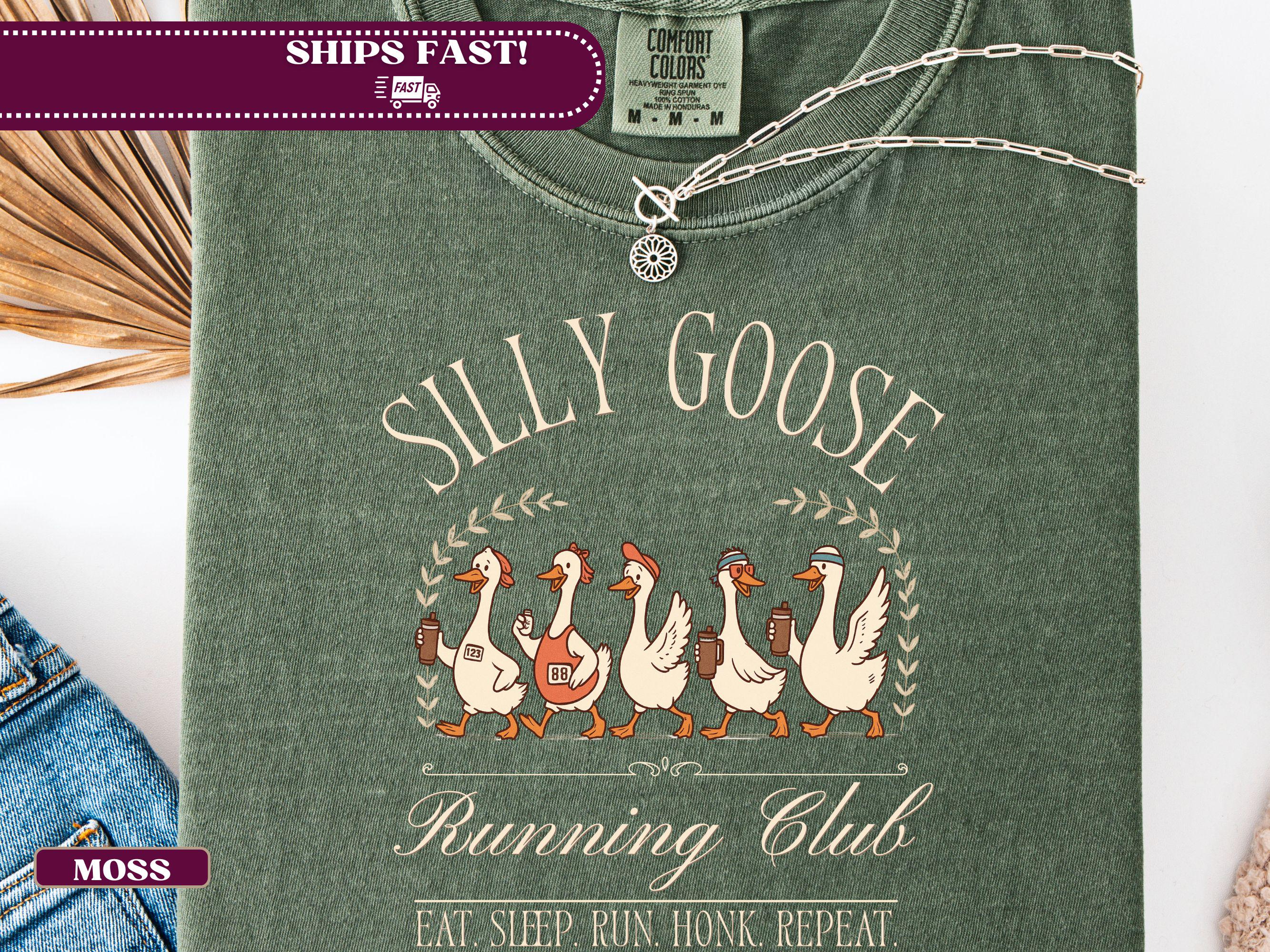 Maglietta Silly Goose Runner, design Silly Goose Running Club, maglietta unisex comoda e dalla vestibilità rilassata
