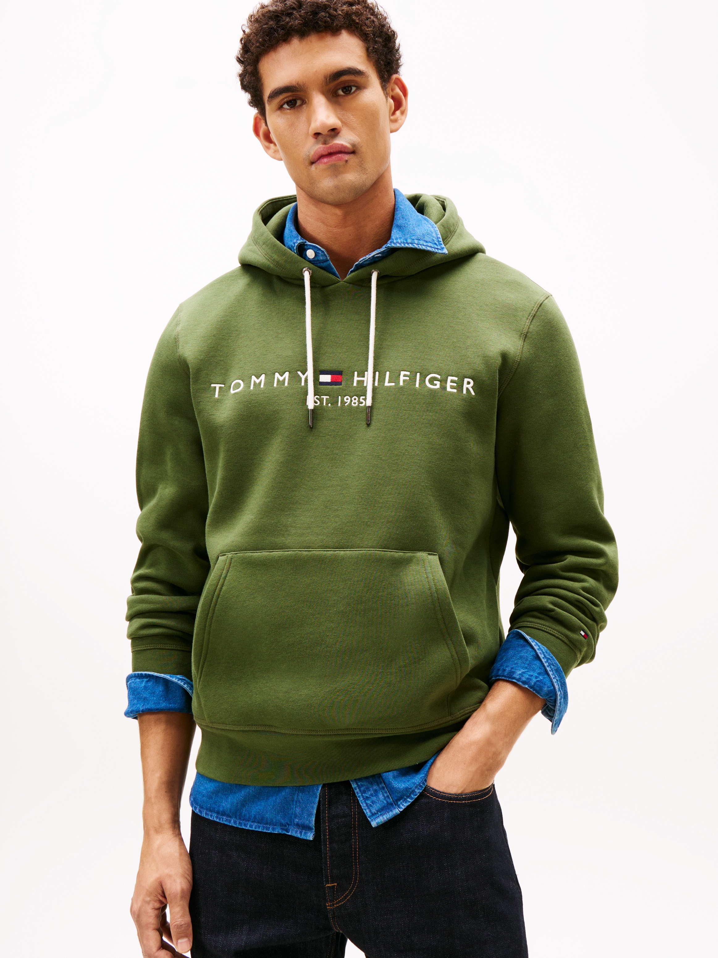 Kapuzensweatshirt TOMMY HILFIGER "TOMMY LOGO", Herren, Gr. M, mountain pine, Sweatware, Obermaterial: 64% Baumwolle, 36% Polyester, gerade, unten schmal hüftlang, Rundhals, angesetztes Bündchen, Sweatshirts, unifarben, casual, regular fit,...