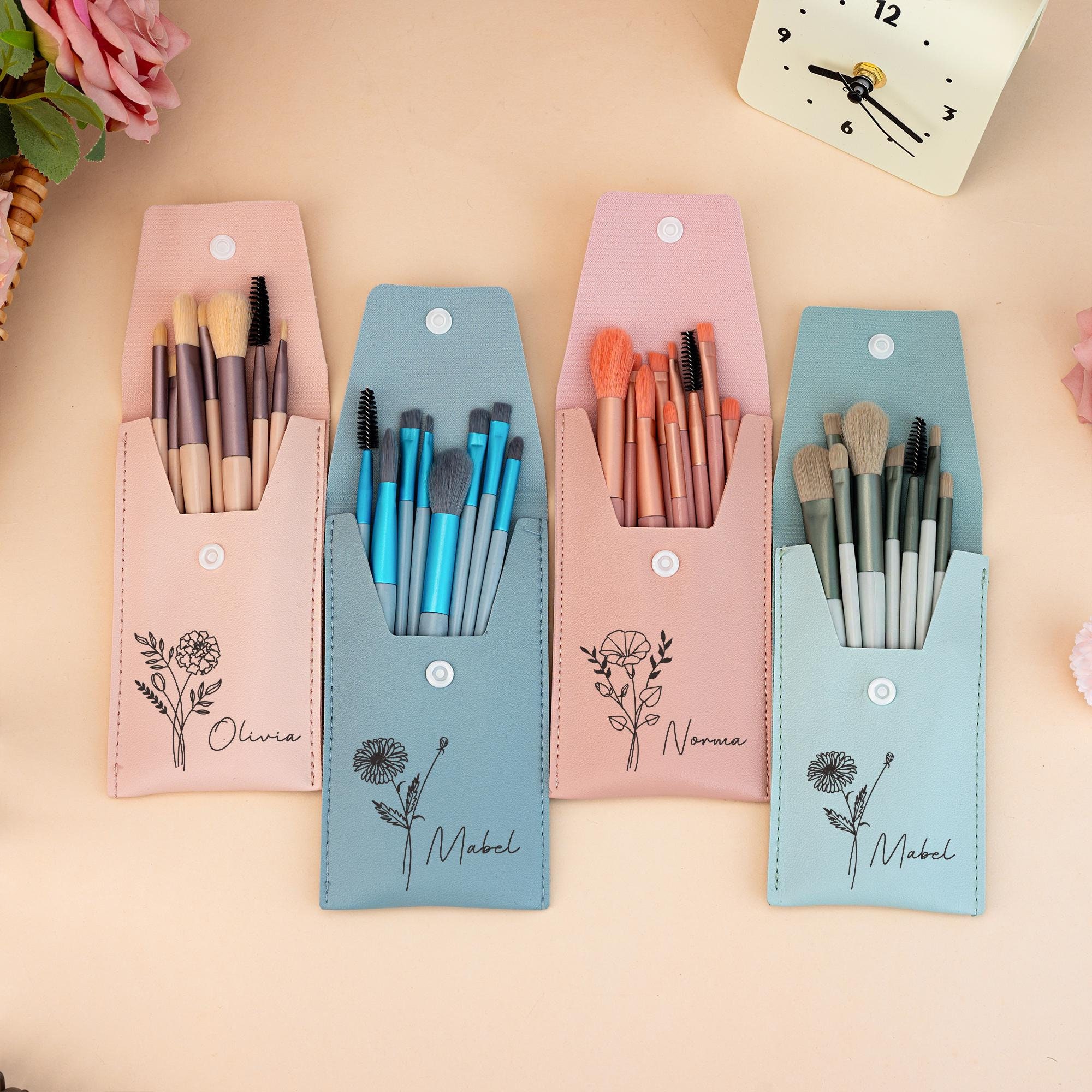 Set di pennelli per il trucco personalizzato con fiore di nascita e nome, set di pennelli per matrimonio, regalo per damigella d'onore, regalo per lei