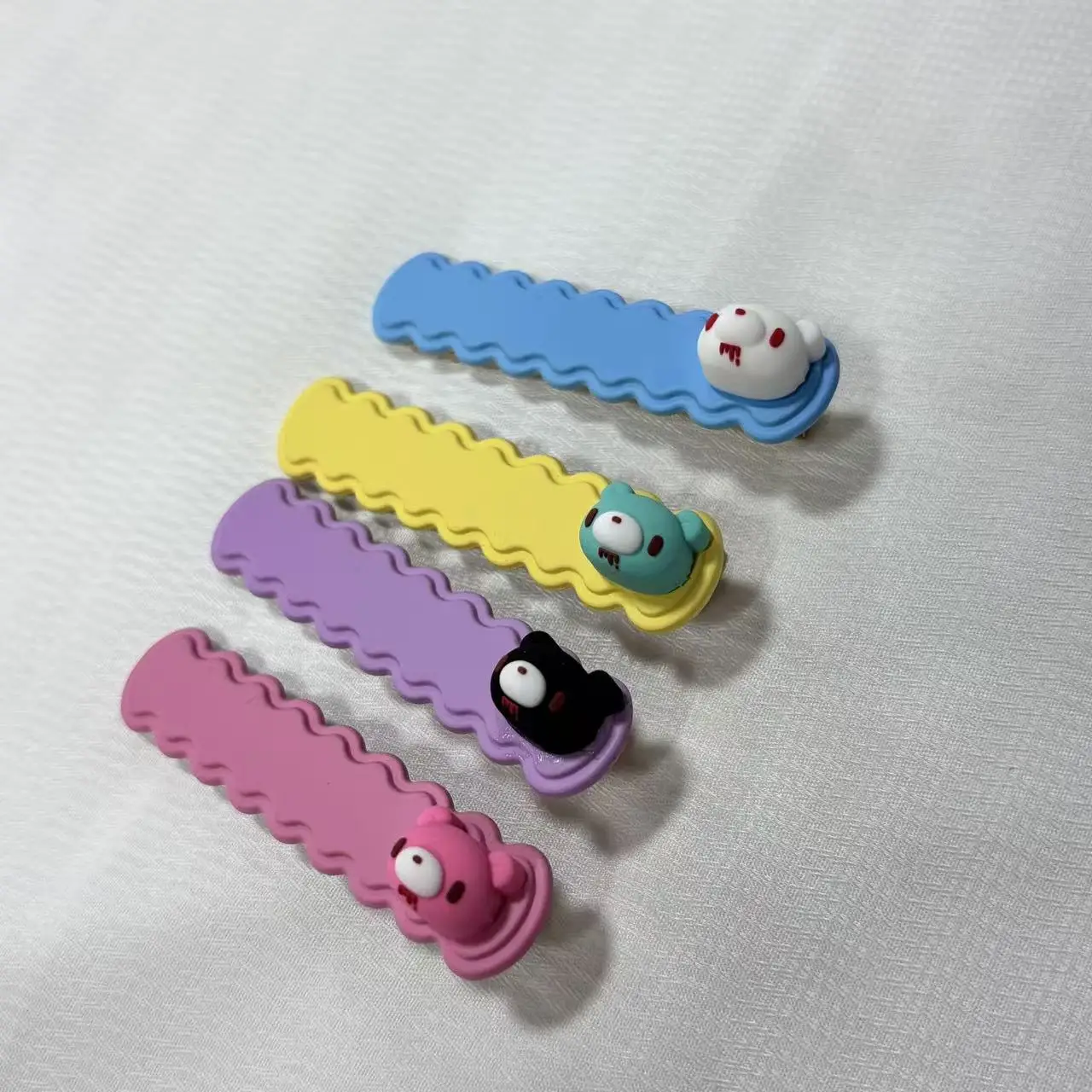 Cute-Edgy Bear Haarspangen – lebendiger, gotischer, niedlicher Stil für einzigartige Frisuren. Perfekt für ein einzigartiges Frisur-Styling. Image