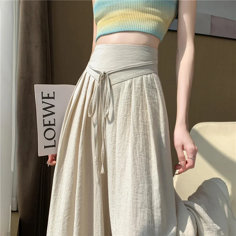 Moderne, hoch taillierte Hose mit weitem Bein und schlankmachendem Effekt. Klassische Tanzübungskleidung. Elegante Tanzhose für Erwachsene für den Sommer Image