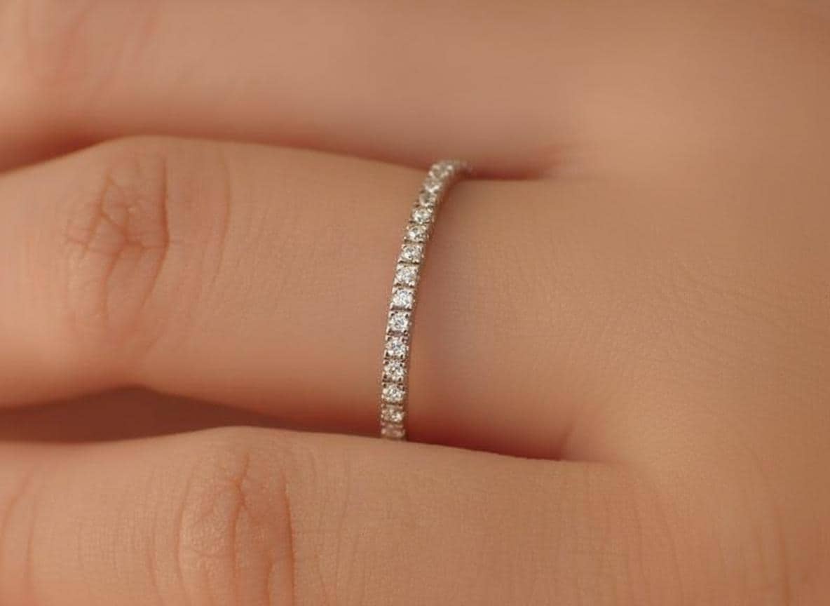 Anello in platino da 1,5 mm, anello dell'eternità completo con micro pavé, fede nuziale con diamanti, sottile fascia delicata, anello in platino impil