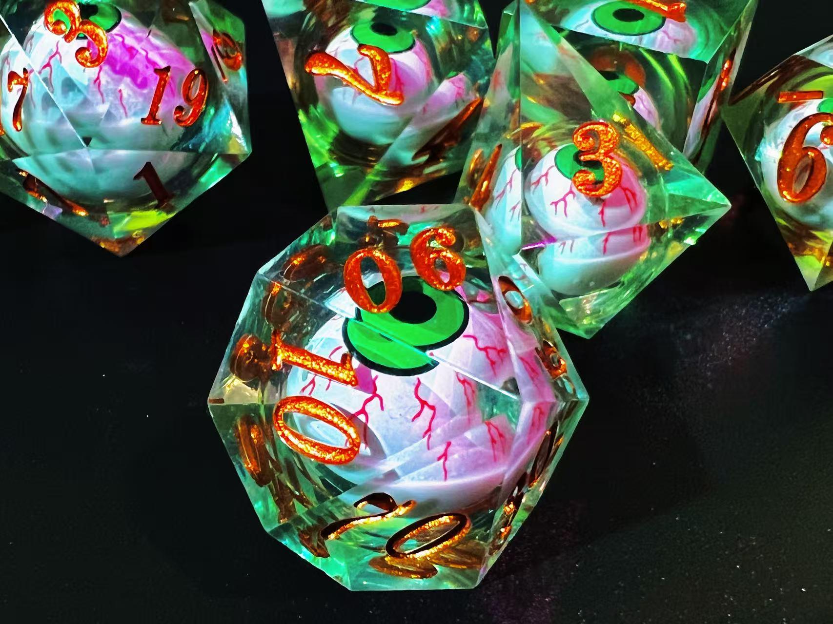 Dadi con occhi mobili, dadi con nucleo liquido, set di dadi D&D, set di dadi in resina, un regalo per giocatori D&D, set di dadi per giochi di ruolo,